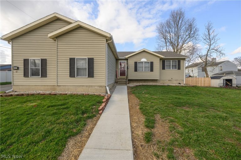 223 9th Street, Uhrichsville, OH - Photo 2
