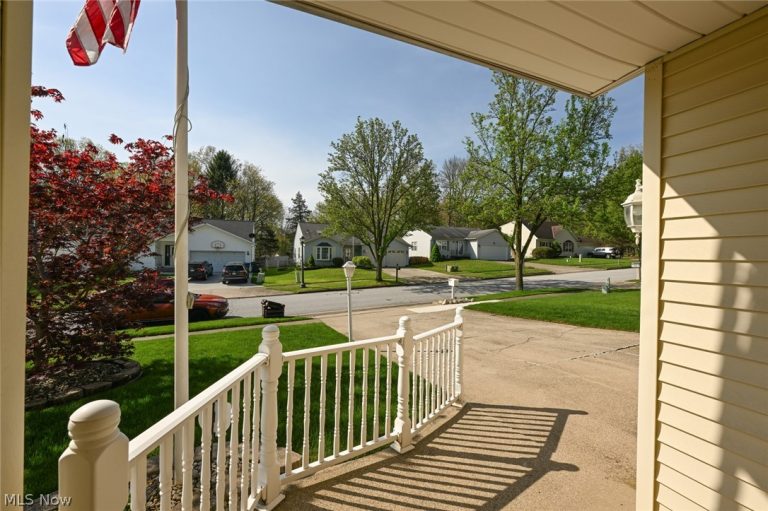 923 Elizabeth Court, Cuyahoga Falls, OH - Photo 2