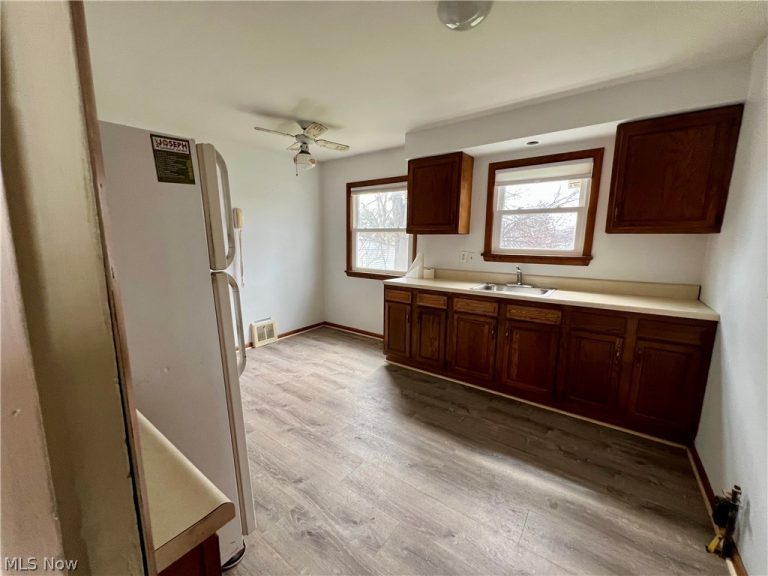 12328 Park Knoll Drive, Garfield Heights, OH - Photo 4