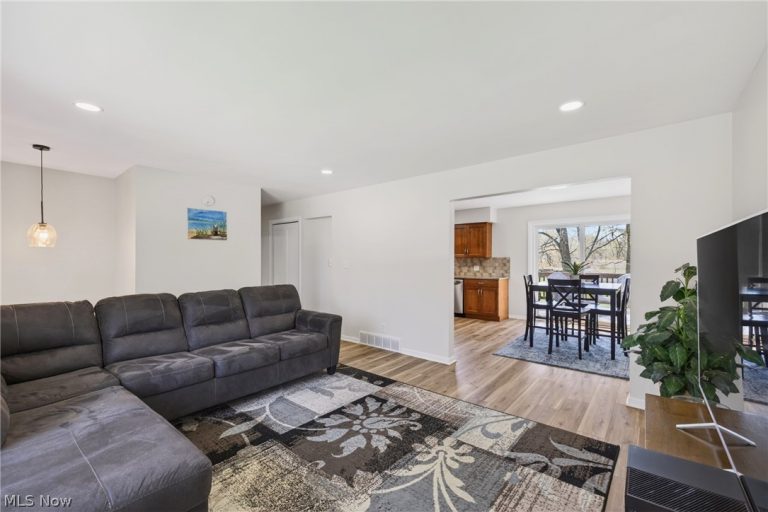 2058 Scenic Way, Akron, OH - Photo 5