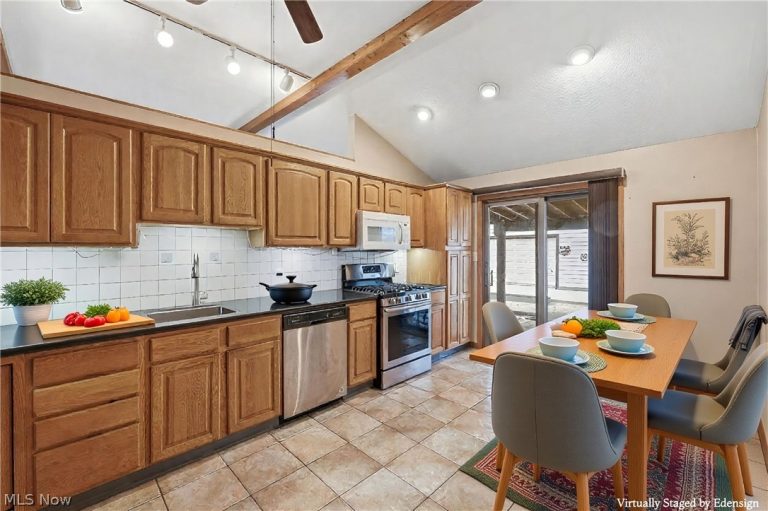 13442 Havendale Drive, Brook Park, OH - Photo 6