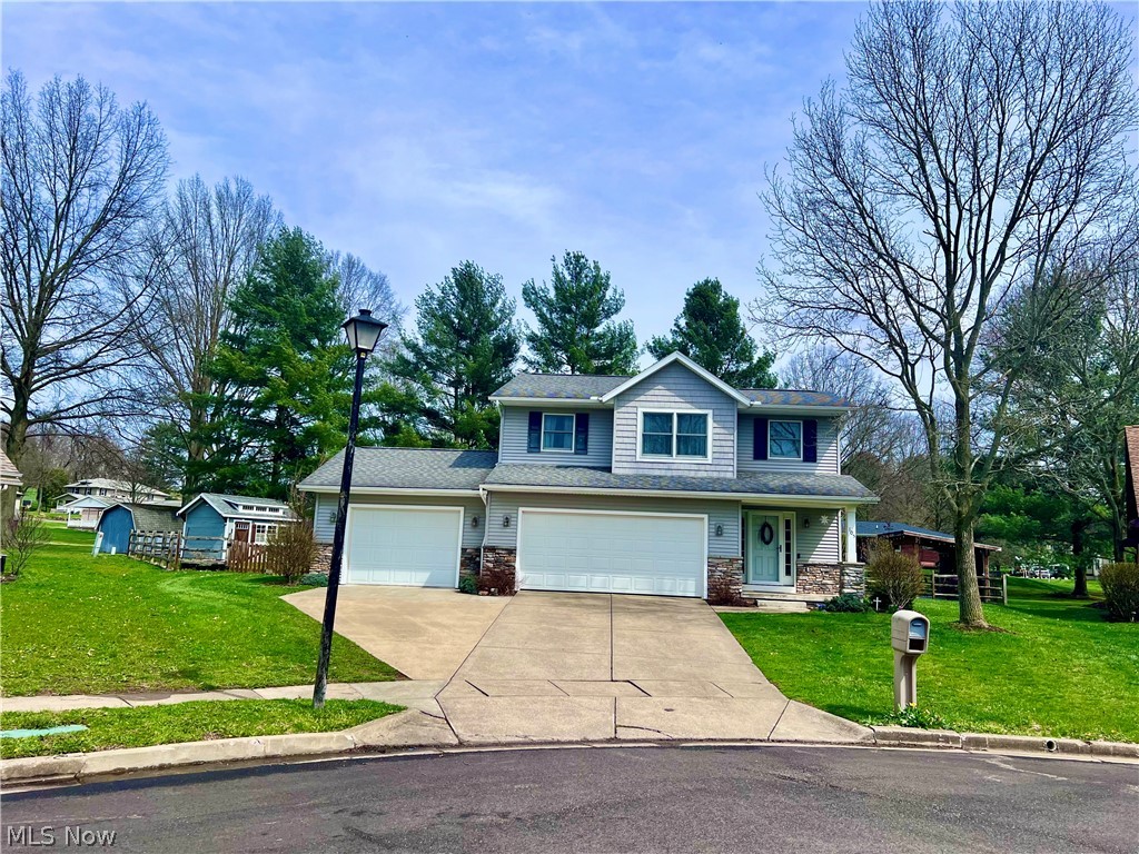 105 Poolview Circle, Dover, OH