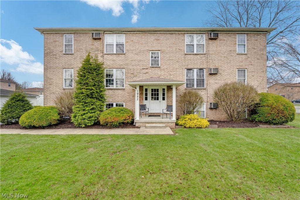 1982 Mathews Road, Poland, OH