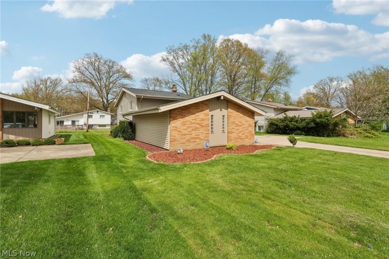 23956 Fairlawn Drive, North Olmsted, OH - Photo 8