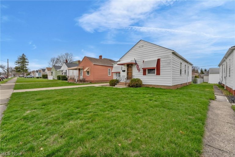 912 Dawnwood Drive, Parma, OH - Photo 4