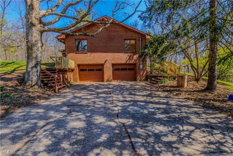 100 Crestwood Circle, Marietta, OH - Photo 2