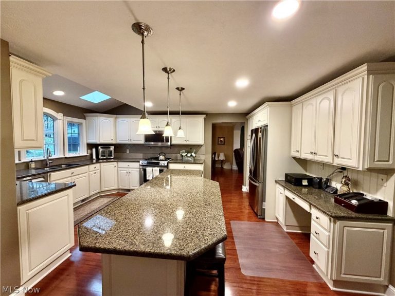 243 Greenbriar Drive, Cortland, OH - Photo 6