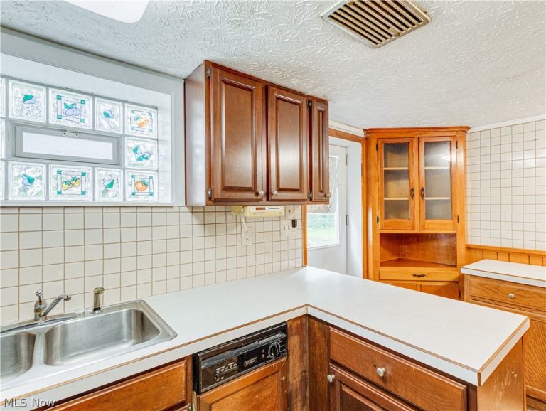 2740 Chelsea Drive, Akron, OH - Photo 8