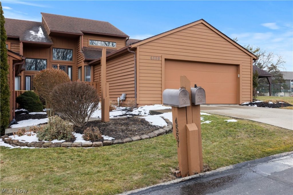 4559 Oakhill Boulevard, Amherst, OH