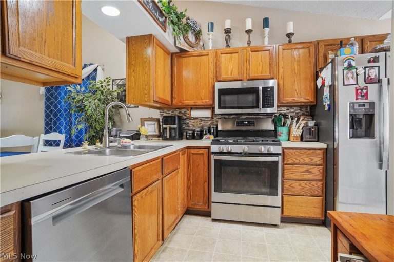 17 Harneds Landing, Cortland, OH - Photo 5