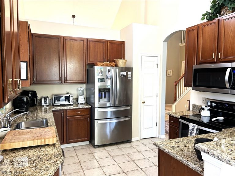 15220 Chestnut Oak Lane, Strongsville, OH - Photo 6