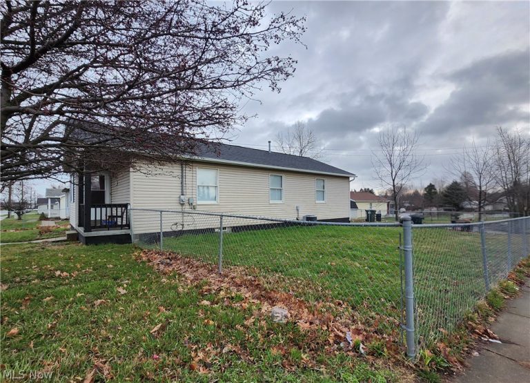 3002 Harmont Avenue, Canton, OH - Photo 3