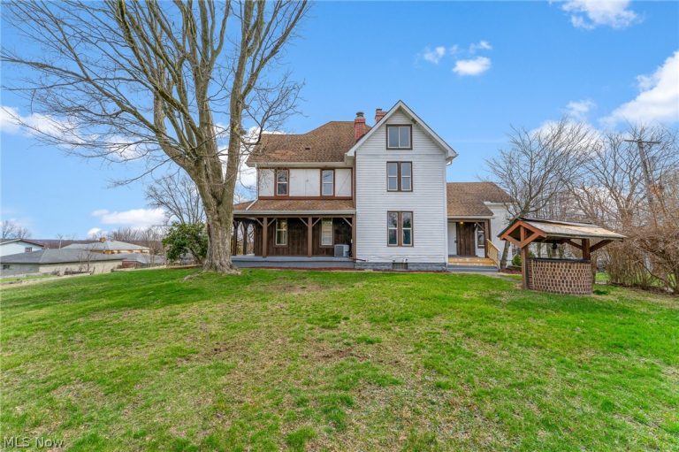 563 Geneva Avenue, Struthers, OH - Photo 2