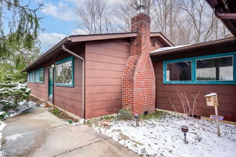 684 Sherwood Drive, Aurora, OH - Photo 2