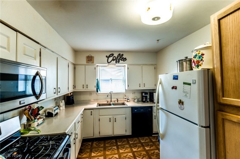 107 37th Street, Vienna, WV - Photo 8