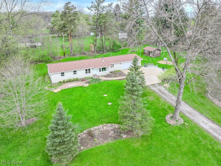 18890 Maplewood Lane, Chagrin Falls, OH - Photo 2