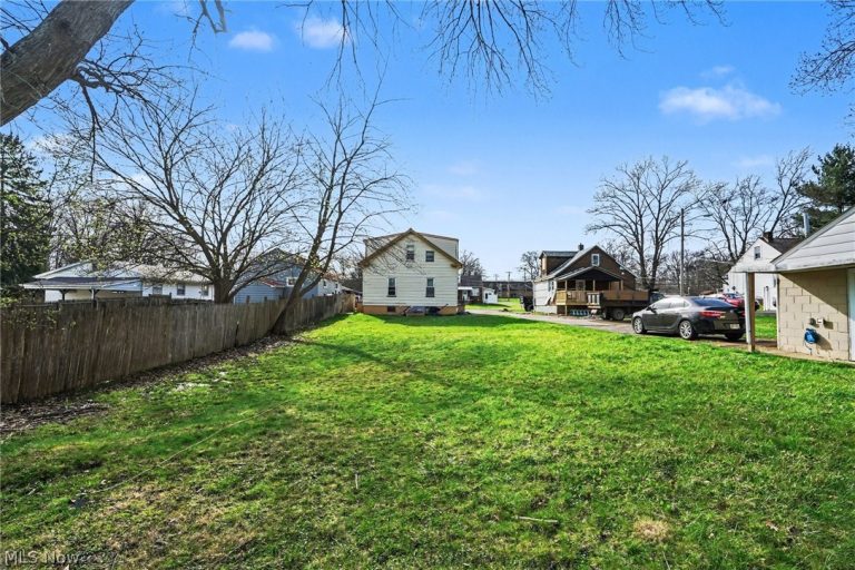 2204 Harmon Avenue, Niles, OH - Photo 2
