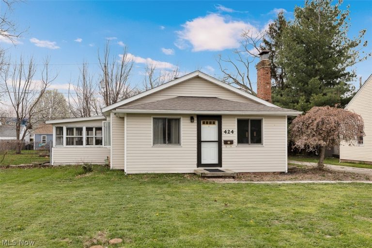 424 Woodstock Road, Eastlake, OH - Photo 2