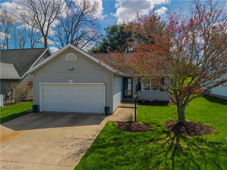 3160 Pondview Drive, Ravenna, OH - Photo 2
