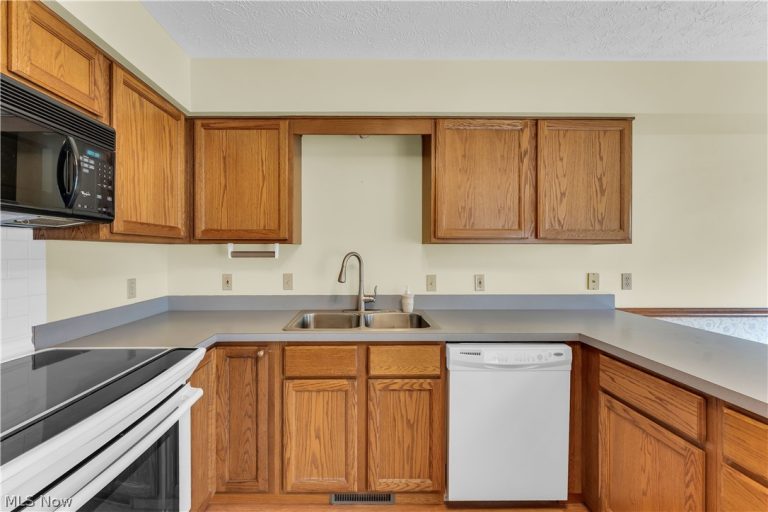 120 Ambleside Way, Amherst, OH - Photo 8