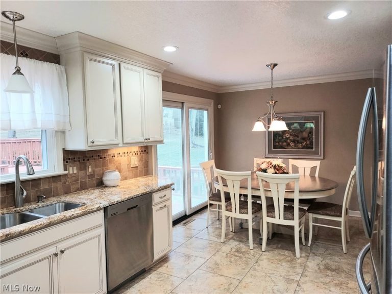 1329 Valley View Drive, Youngstown, OH - Photo 8