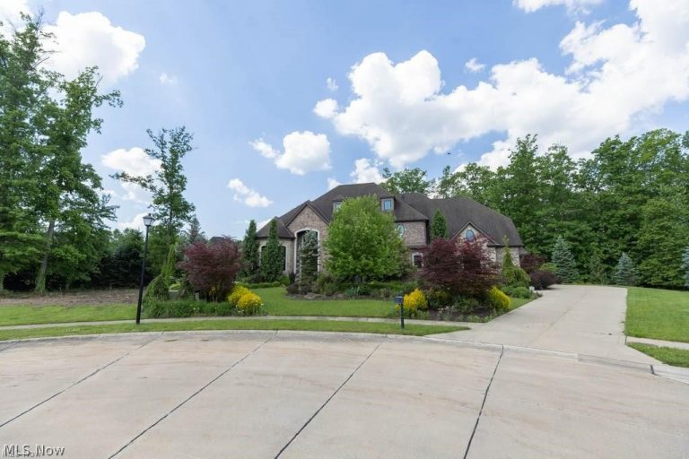 3600 Oxford Circle, Westlake, OH - Photo 2