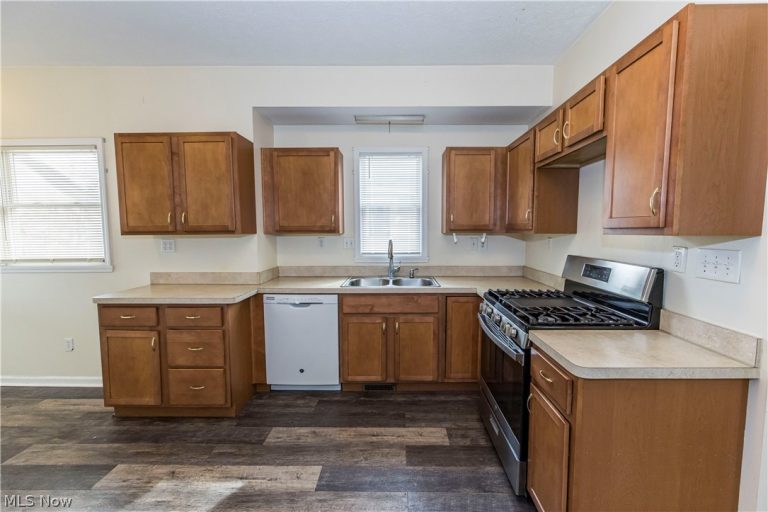 475 Sullivan Avenue, Akron, OH - Photo 8