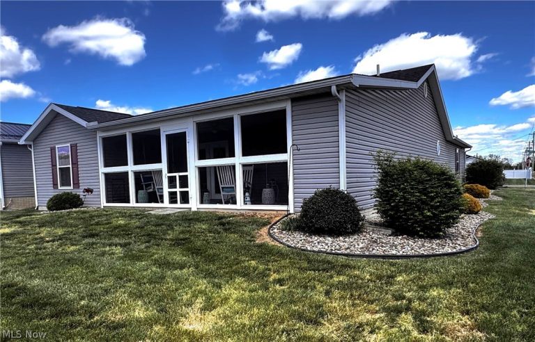 703 Oak Tree Lane, Belpre, OH - Photo 3