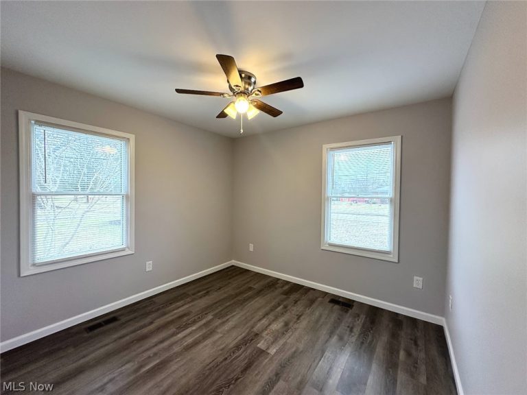 5437 Bartlett Road, Bedford Heights, OH - Photo 8