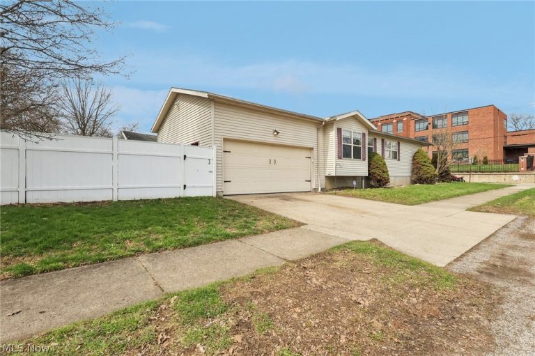 134 Hazelwood Avenue, Barberton, OH - Photo 5