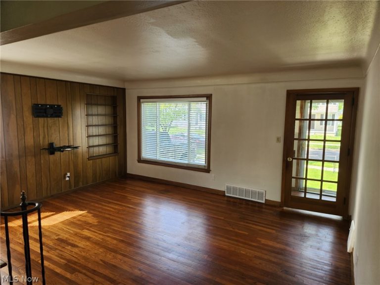 21300 Wilmore Avenue, Euclid, OH - Photo 2