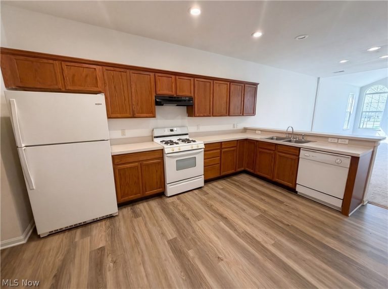 554 Crossings Circle, Tallmadge, OH - Photo 2