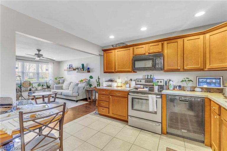 2587 Jaycox Road, Avon, OH - Photo 3