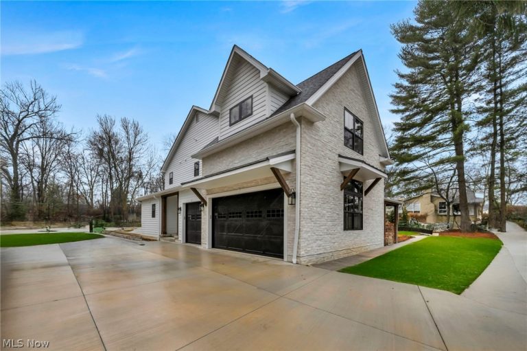 690 Club Drive, Aurora, OH - Photo 2