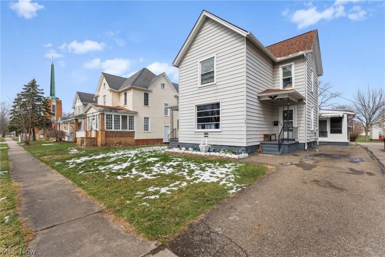 125 Indiana Avenue, Sebring, OH - Photo 2
