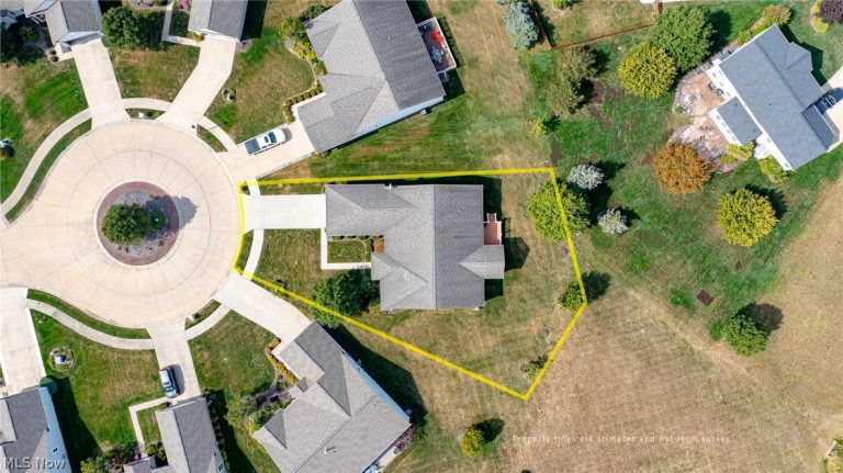 9119 Chatham Circle, North Ridgeville, OH - Photo 3