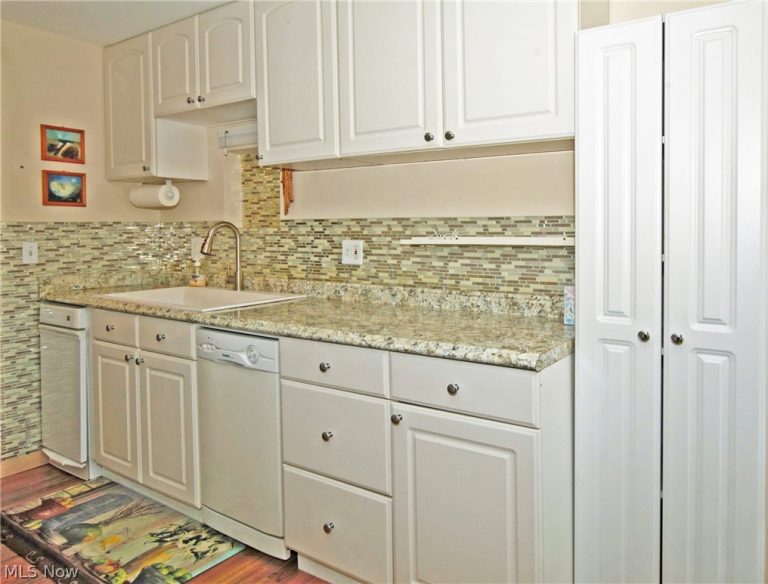 25600 Country Club Boulevard #18, North Olmsted, OH - Photo 4