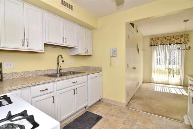 6270 Greenwood #302, Sagamore Hills, OH - Photo 6