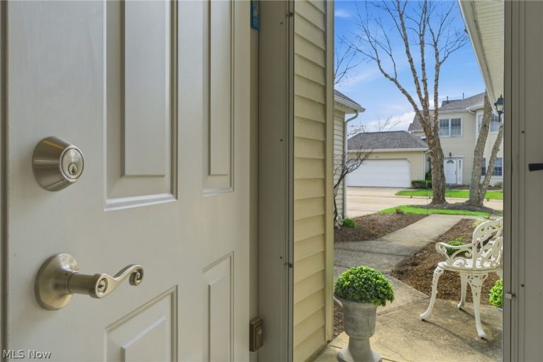 469 Eagle Trace, Mayfield Heights, OH - Photo 2