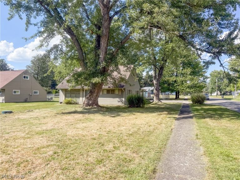 4102 Burkey Road, Austintown, OH - Photo 2