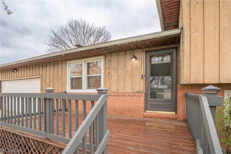 10288 Hunting Hills Avenue, Hartville, OH - Photo 2