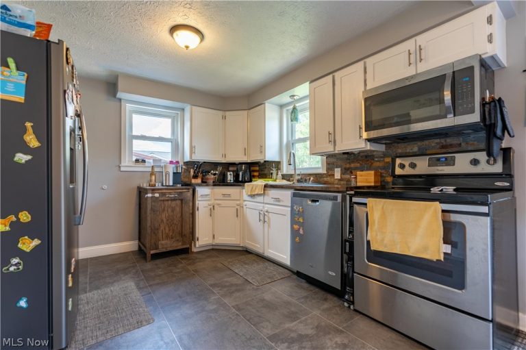 5615 Clover Street, Louisville, OH - Photo 2