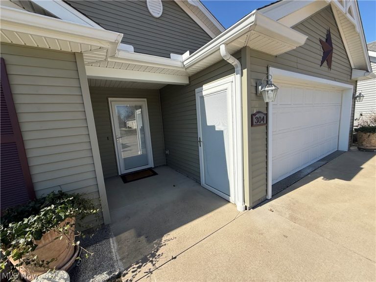 304 Woodland Way, Jefferson, OH - Photo 2