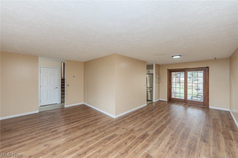 1010 Royal Drive, Amherst, OH - Photo 5