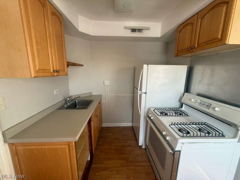 2027 Warrensville Center Road #6, South Euclid, OH - Photo 8