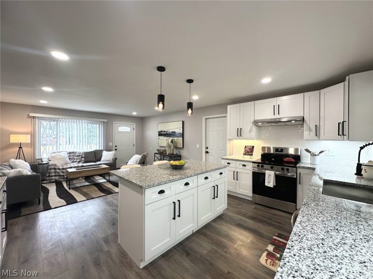 5437 Bartlett Road, Bedford Heights, OH - Photo 3