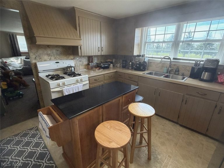 6395 Easton Street, Louisville, OH - Photo 8