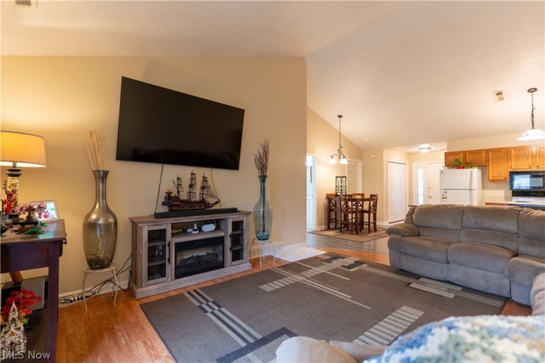 204 Harbor Ridge Lane, Fairport Harbor, OH - Photo 2