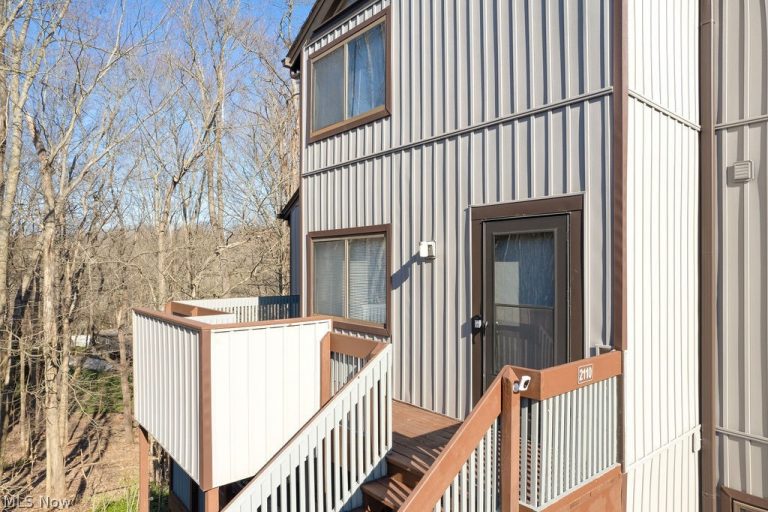 2110 Pinebrook Trail, Cuyahoga Falls, OH - Photo 4