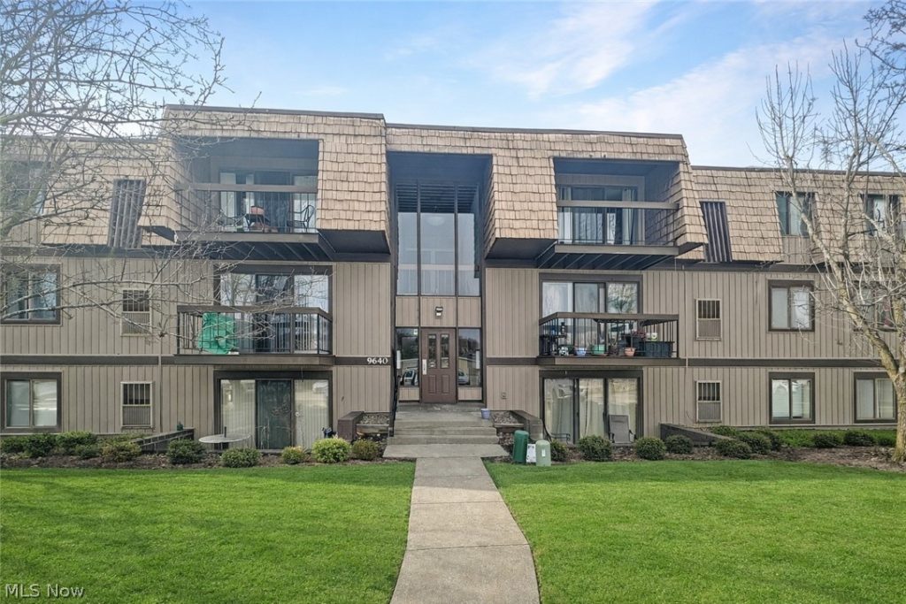 9640 Cove Drive #A-36, North Royalton, OH